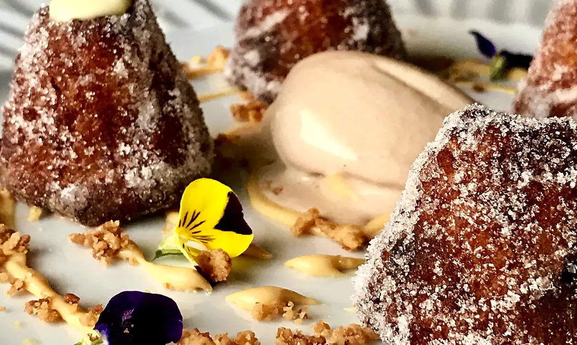 Buñuelos de chocolate blanco y negro con helado de avellana