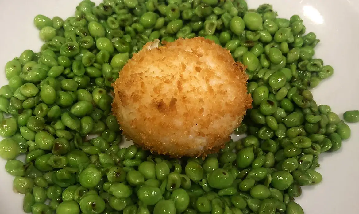 Guisantes de Llavaneres con huevo al revés