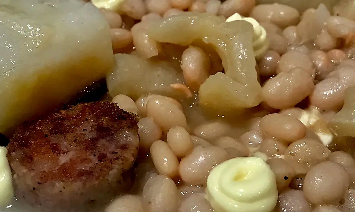 Judías Santa Pau, bacalao y sus callos, butifarra de Perol y emulsión de azafrán