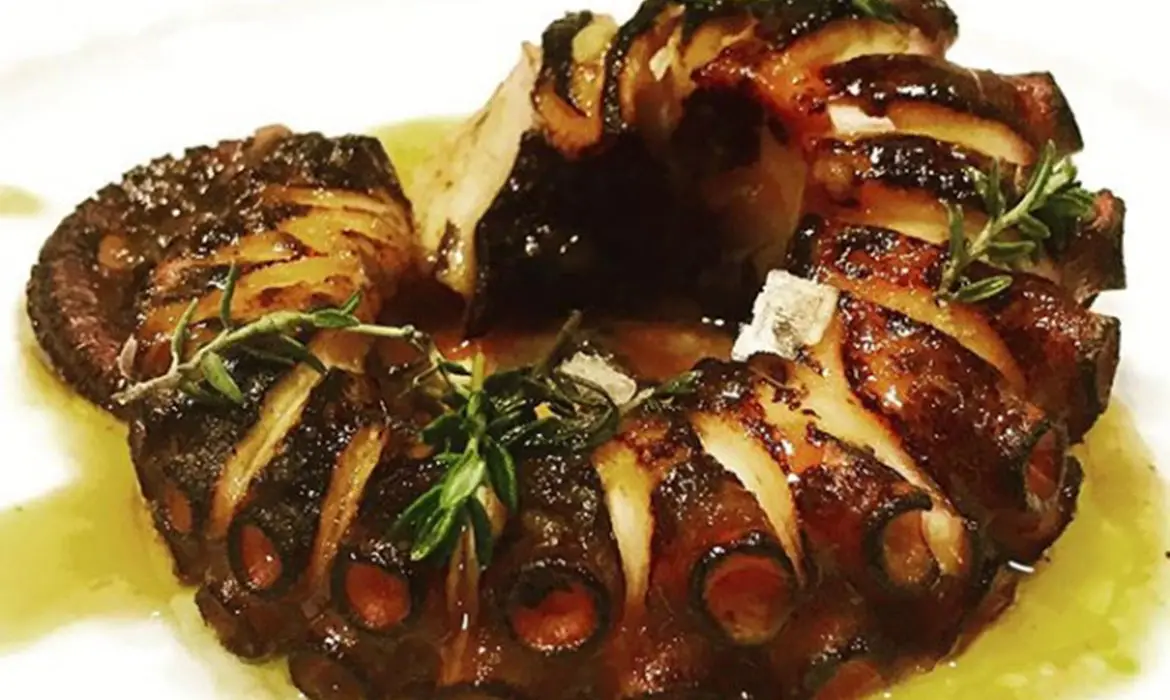 Pulpo soasado en su jugo, sobrasada de porc negre y tomillo