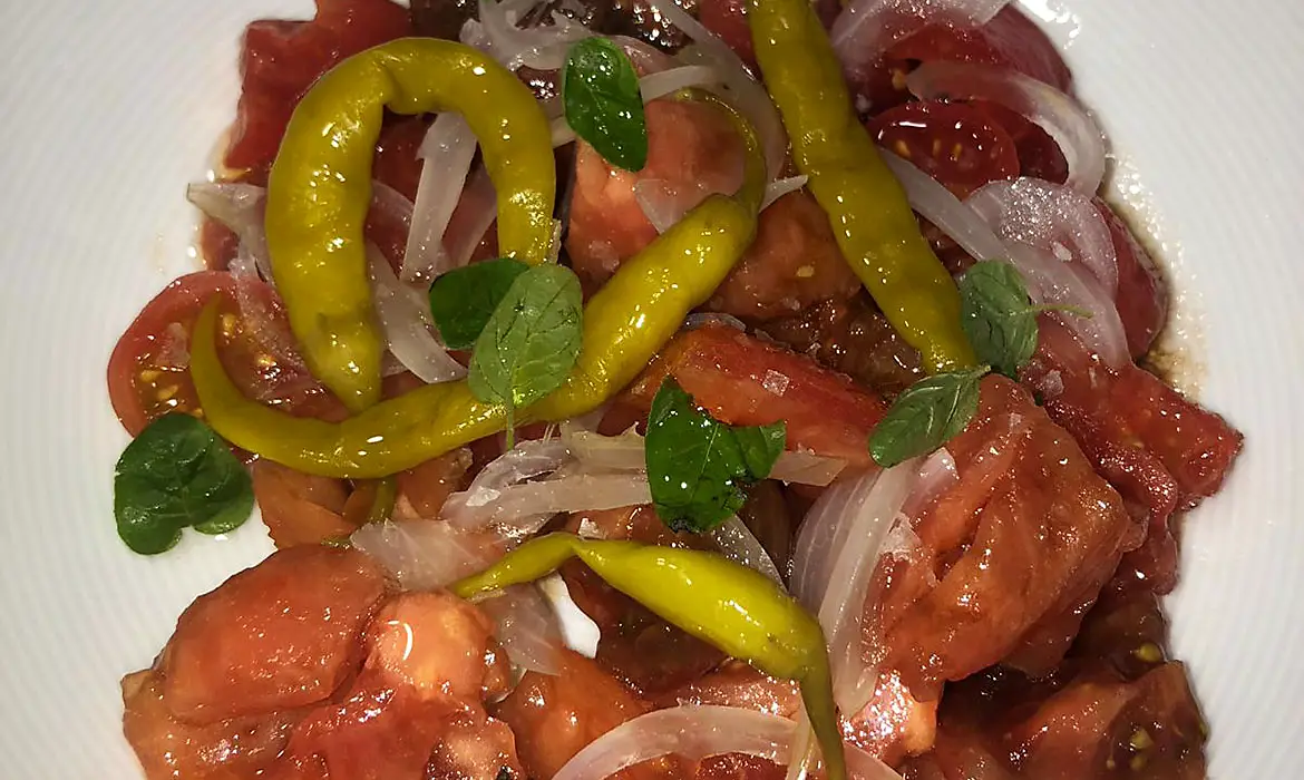 Tomates de temporada con cebolla encurtida y piparras de Guernica