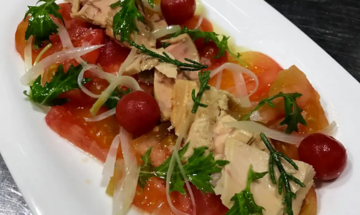 Ventresca de Atún con tomates y cebolla encurtida